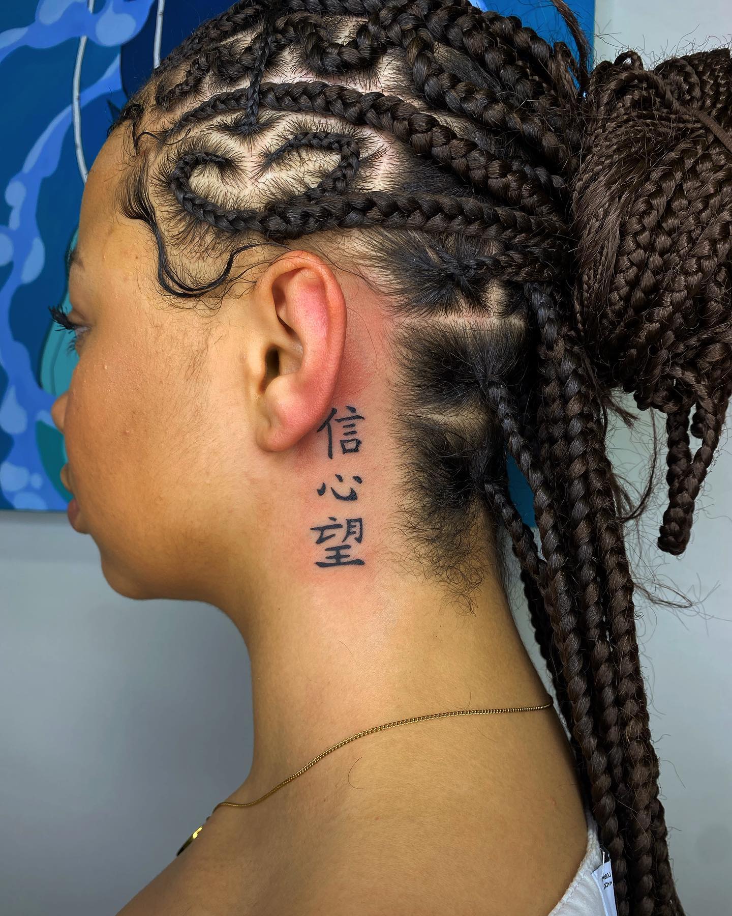 Diseño de tatuaje chino detrás de la oreja