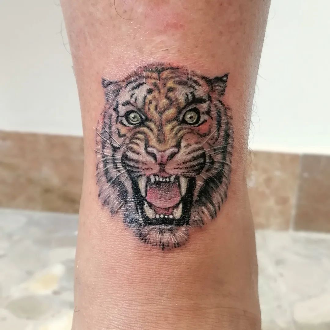 Diseño de tatuaje de tigre en el tobillo