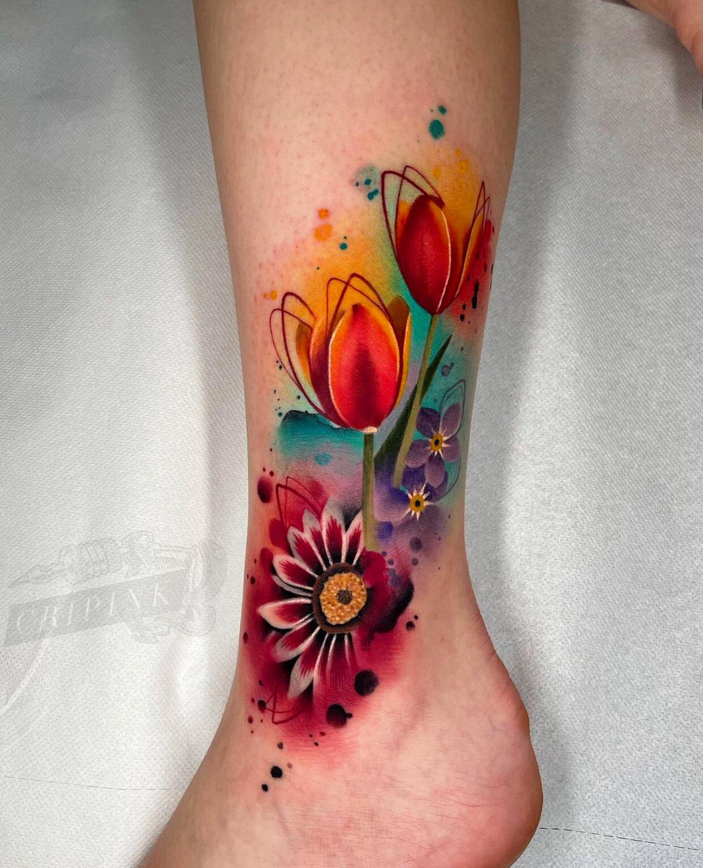 Diseño de tatuaje floral de tobillo de tulipán.