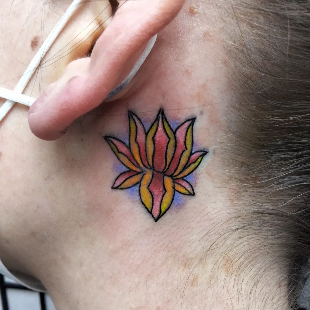Diseño de tatuaje Floral detrás de la oreja