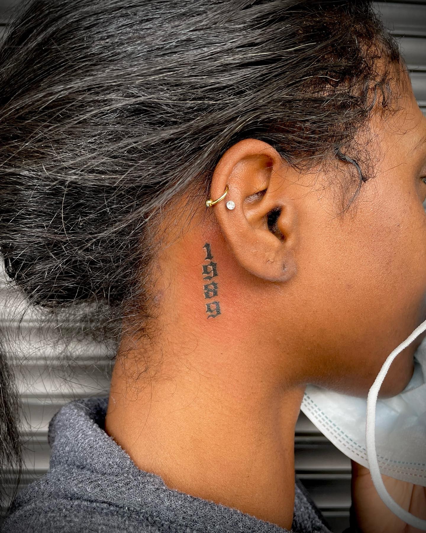 Números detrás del tatuaje de la oreja.