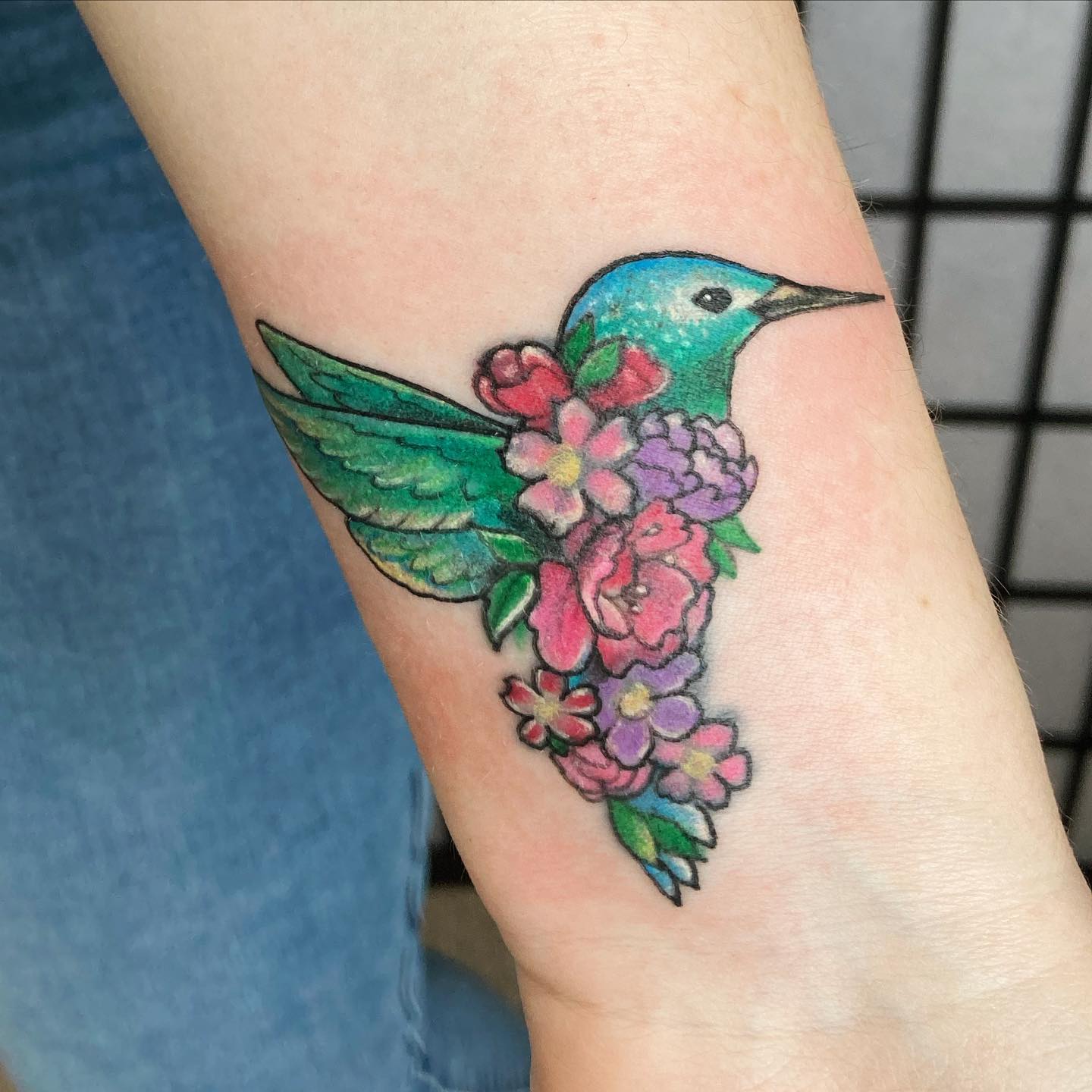 Tatuaje de ave en la muñeca para mujeres
