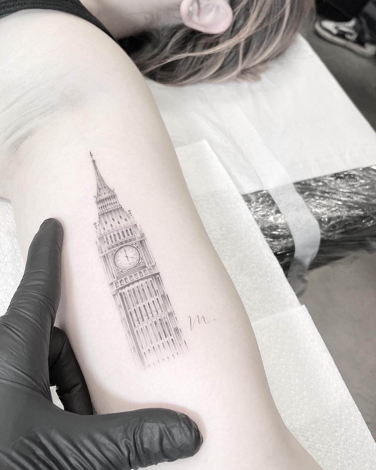 Tatuaje de Big Ben con puntos