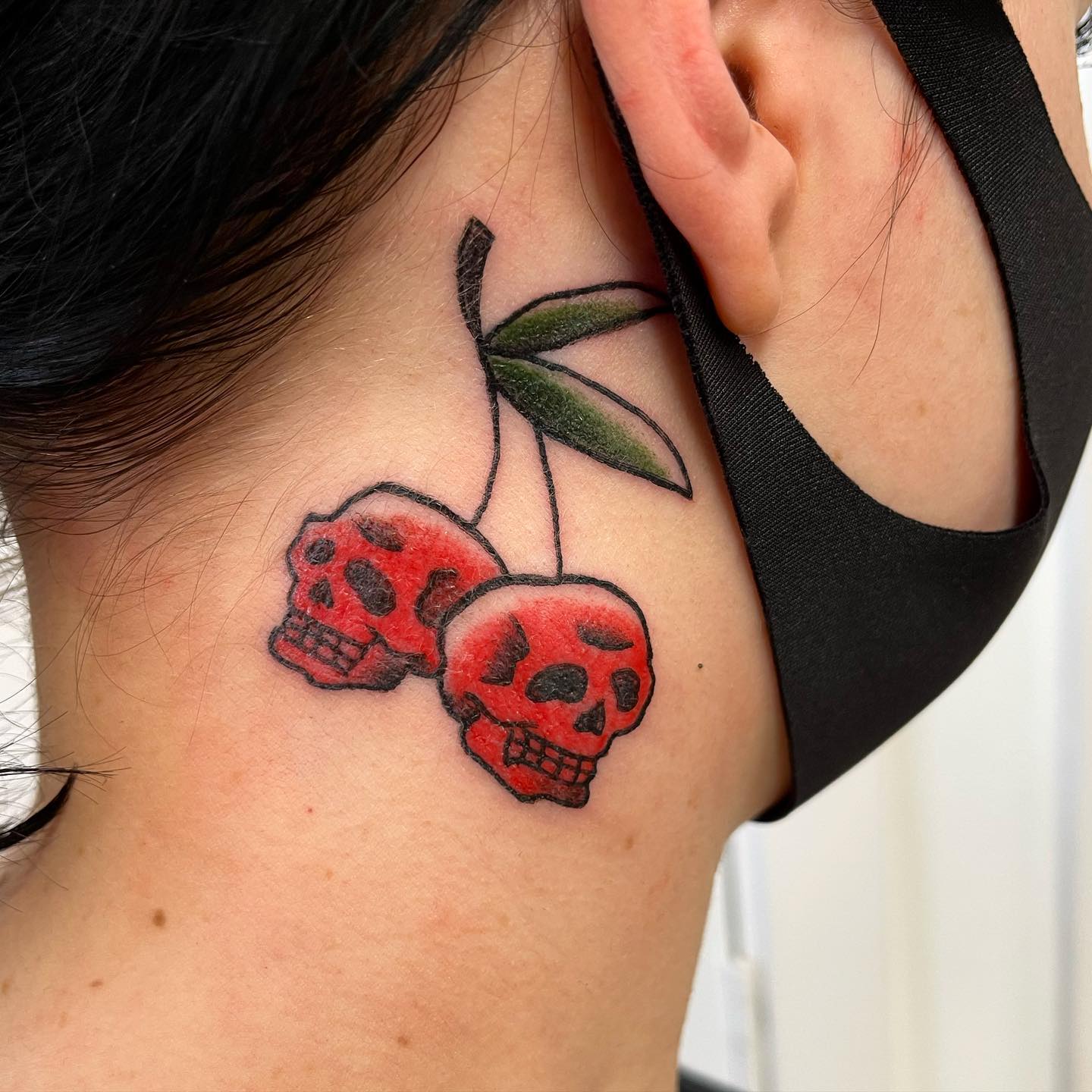 Tatuaje de Cráneo Rojo detrás de la Oreja