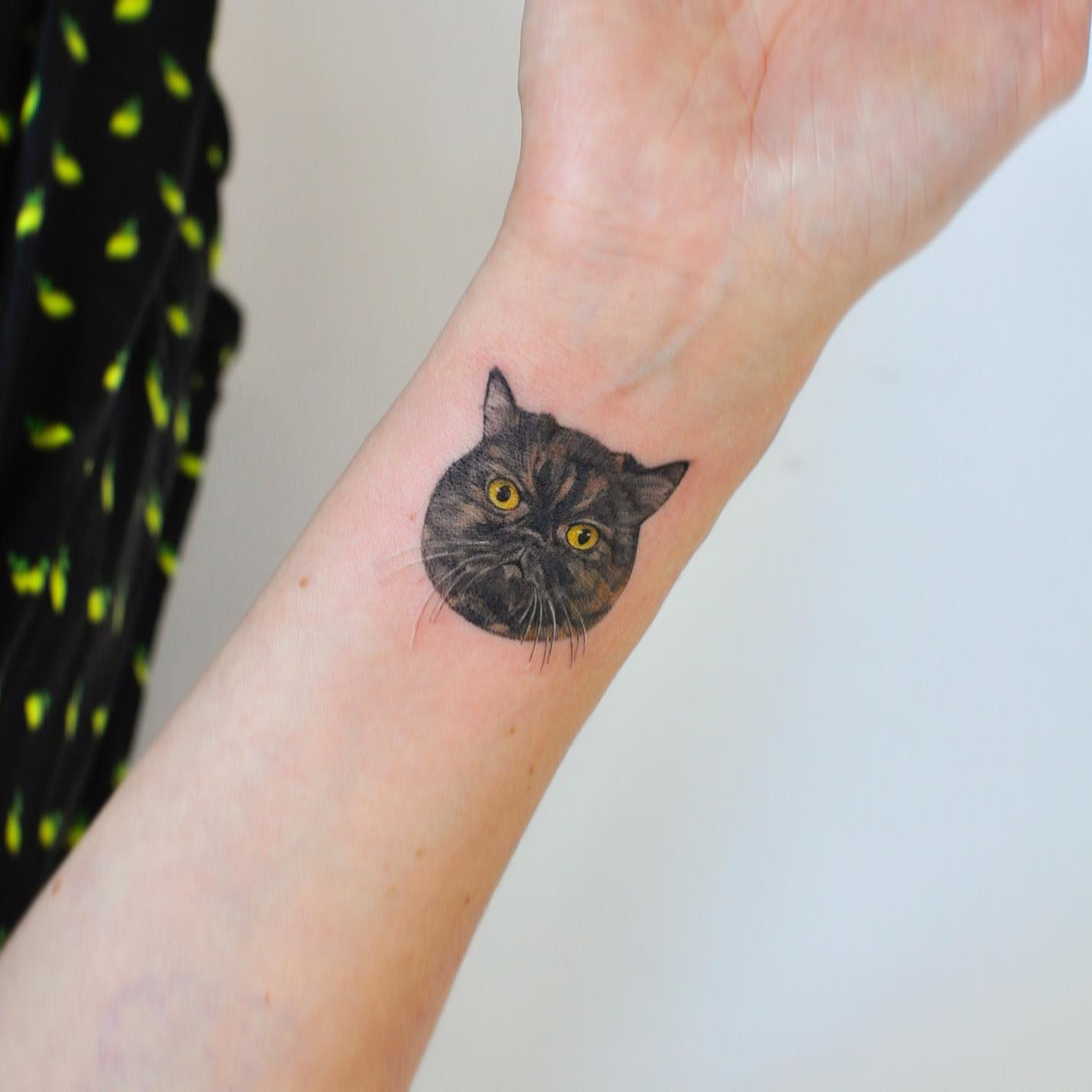 Tatuaje de gato en la muñeca