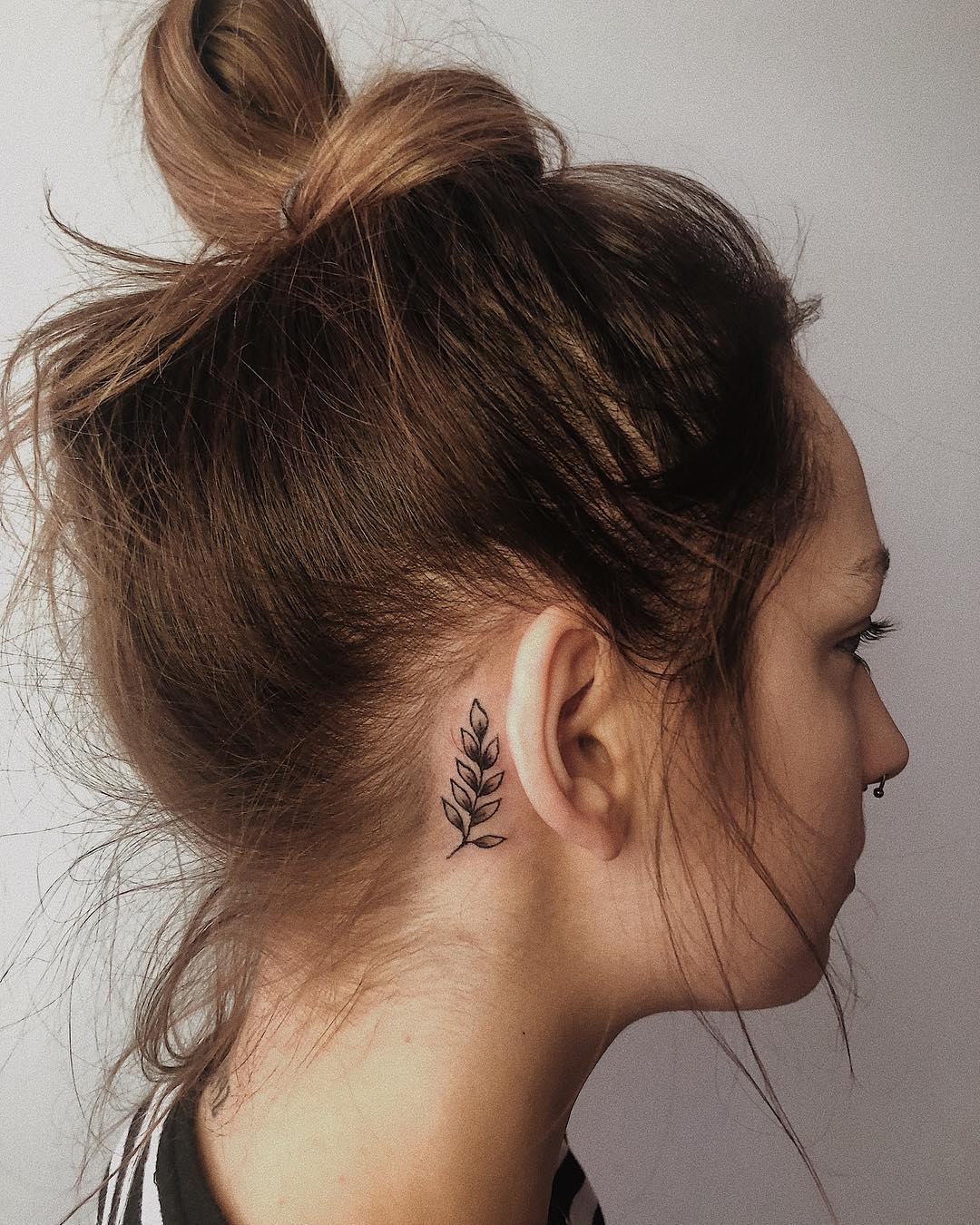 Tatuaje de hoja detrás de la oreja