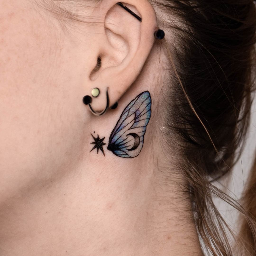 Tatuaje de mariposa detrás de la oreja