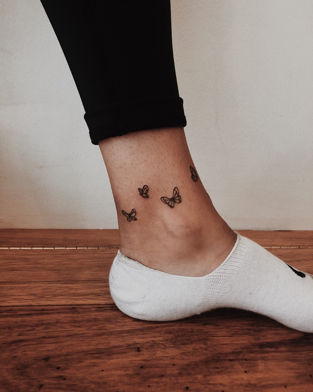 Tatuaje de mariposa en el tobillo