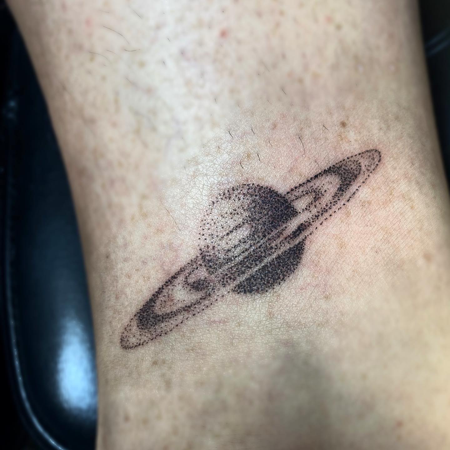 Tatuaje de Saturno en punto.