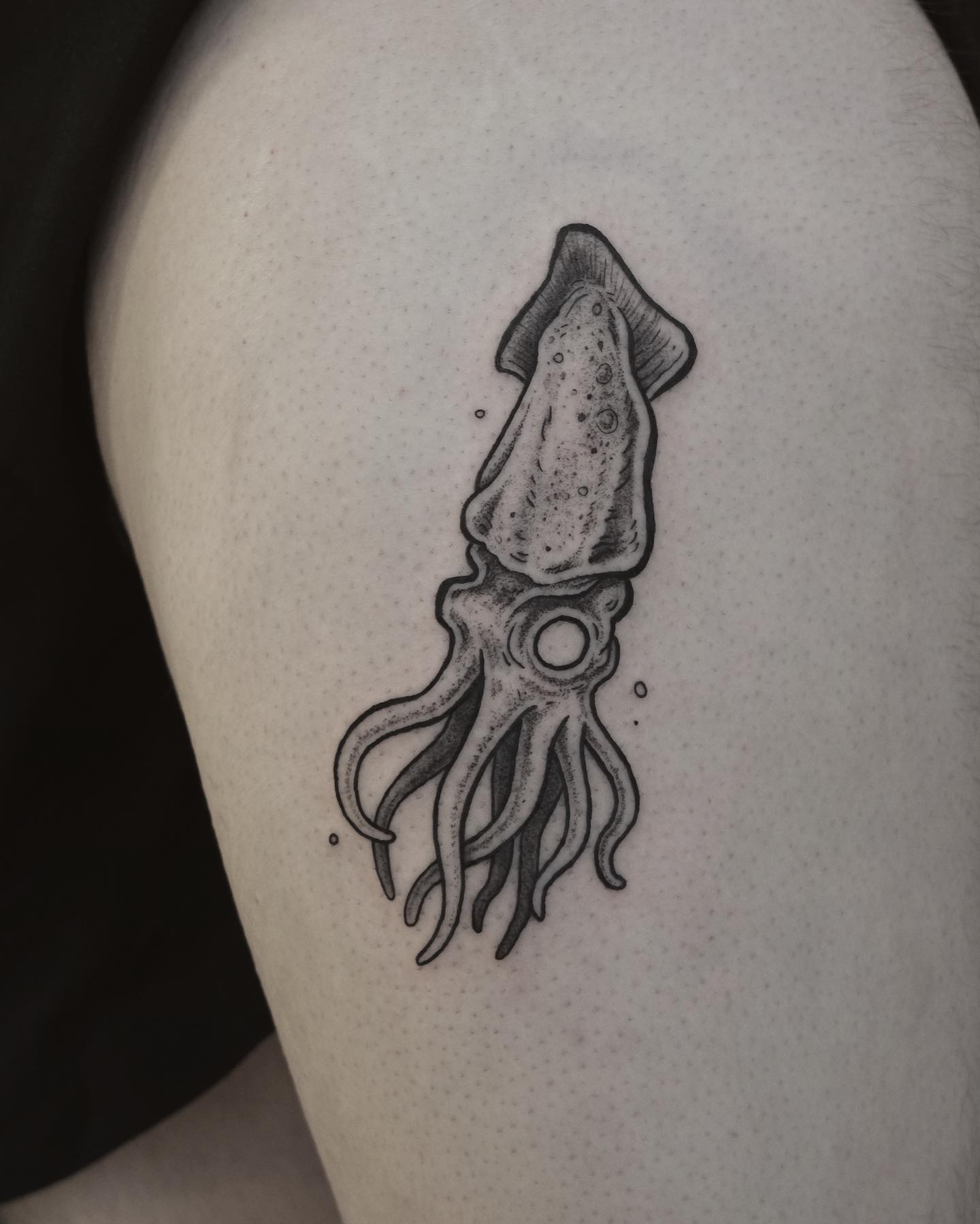 Tatuaje de tinta punteada de calamar
