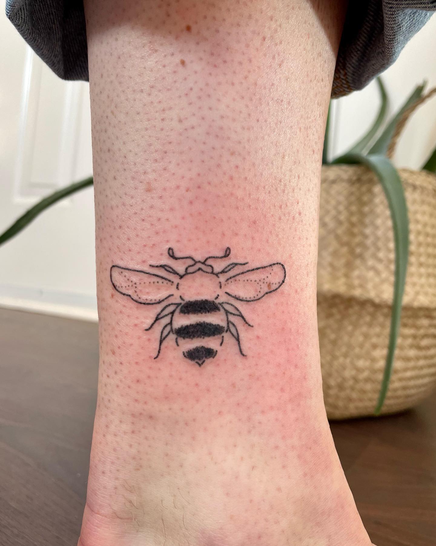 Tatuaje de tobillo de insecto negro