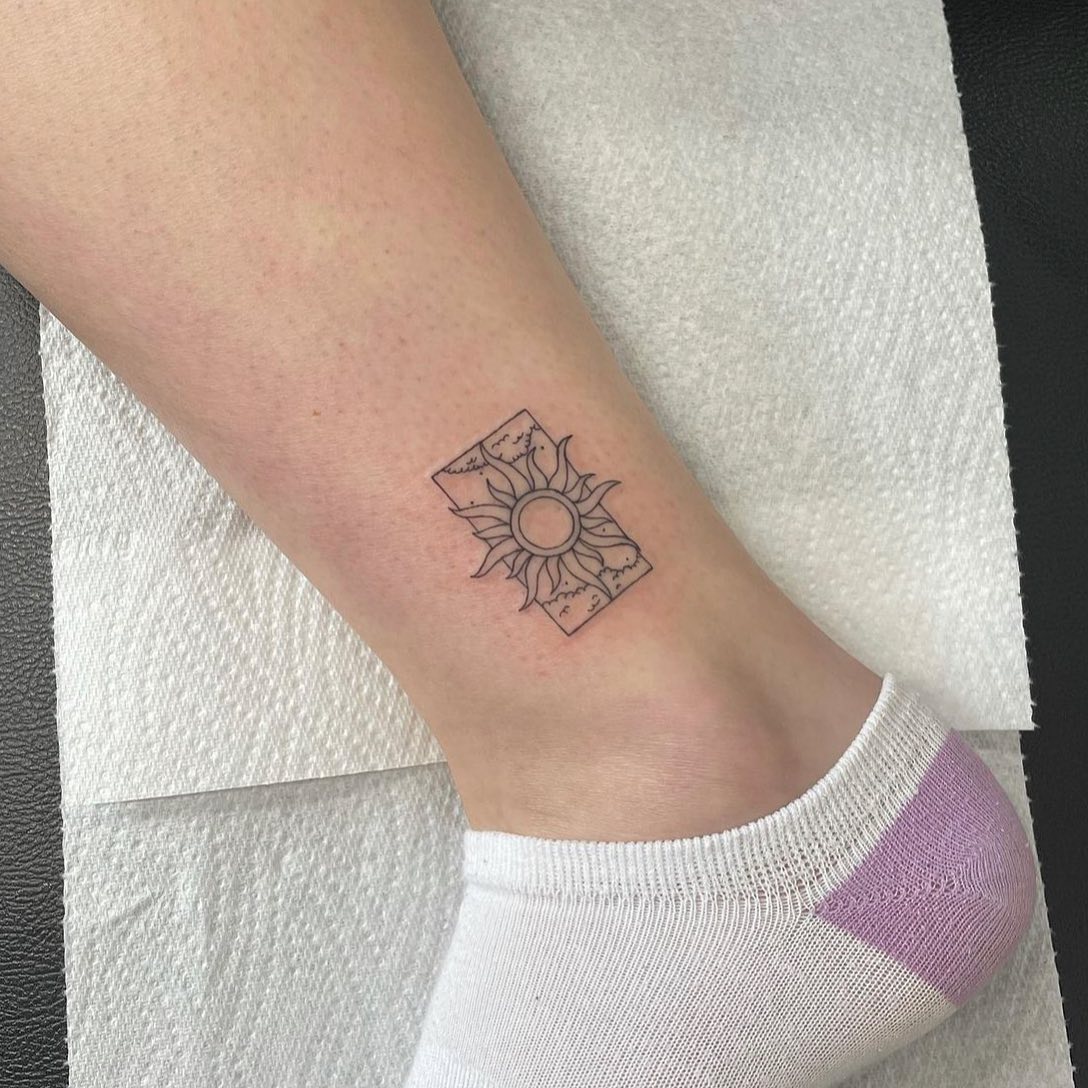 Tatuaje de tobillo del sol
