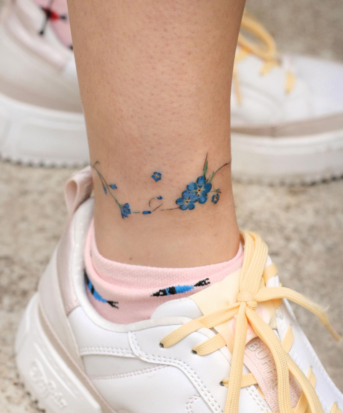 Tatuaje de tobillo floral azul