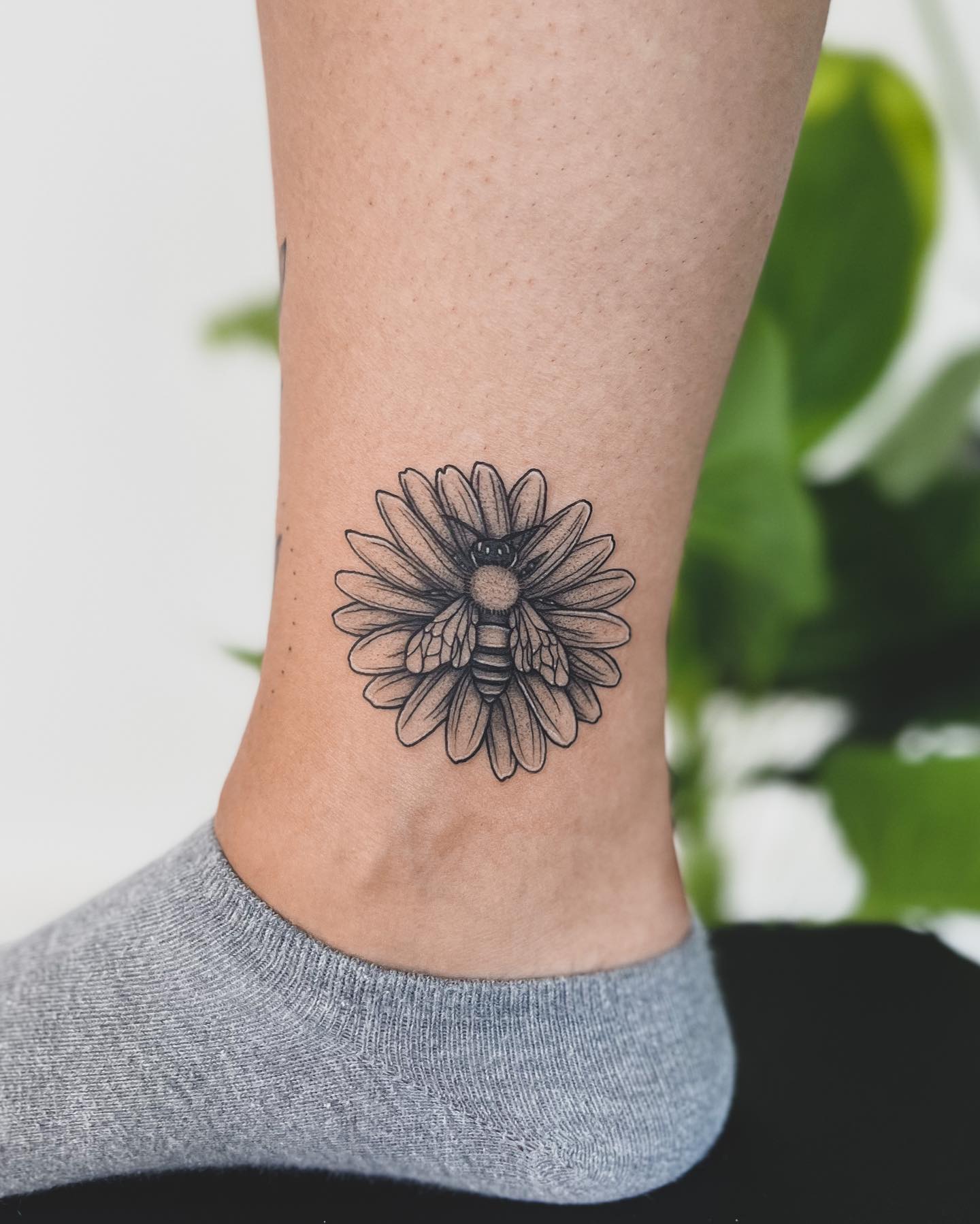 Tatuaje de tobillo floral y de abeja