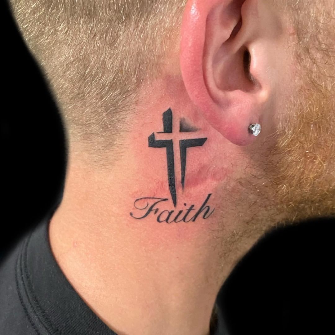Tatuaje detrás de la oreja en forma de cruz