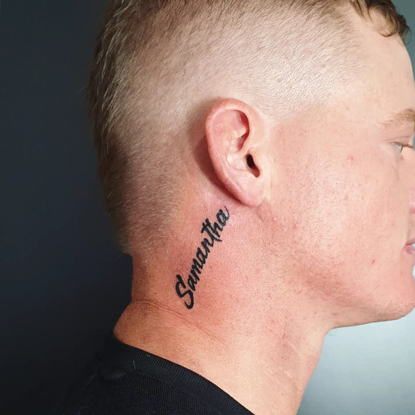 Tatuaje detrás de la oreja inspirado en el nombre