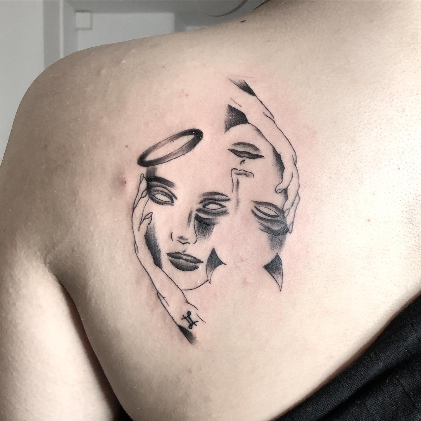 Diseño de tatuaje de Géminis para mujeres