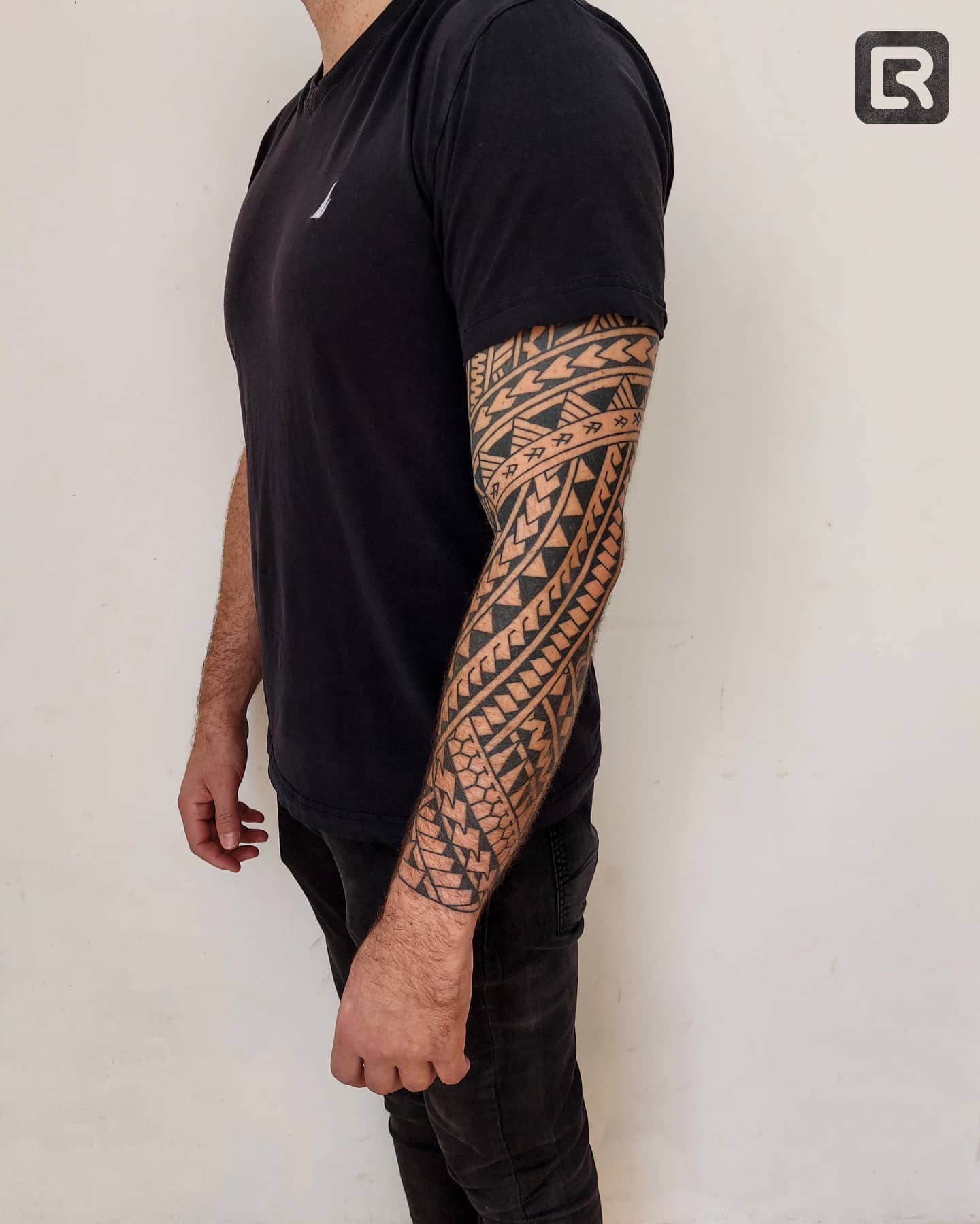 Patrón de tatuaje samoano sobre el brazo.