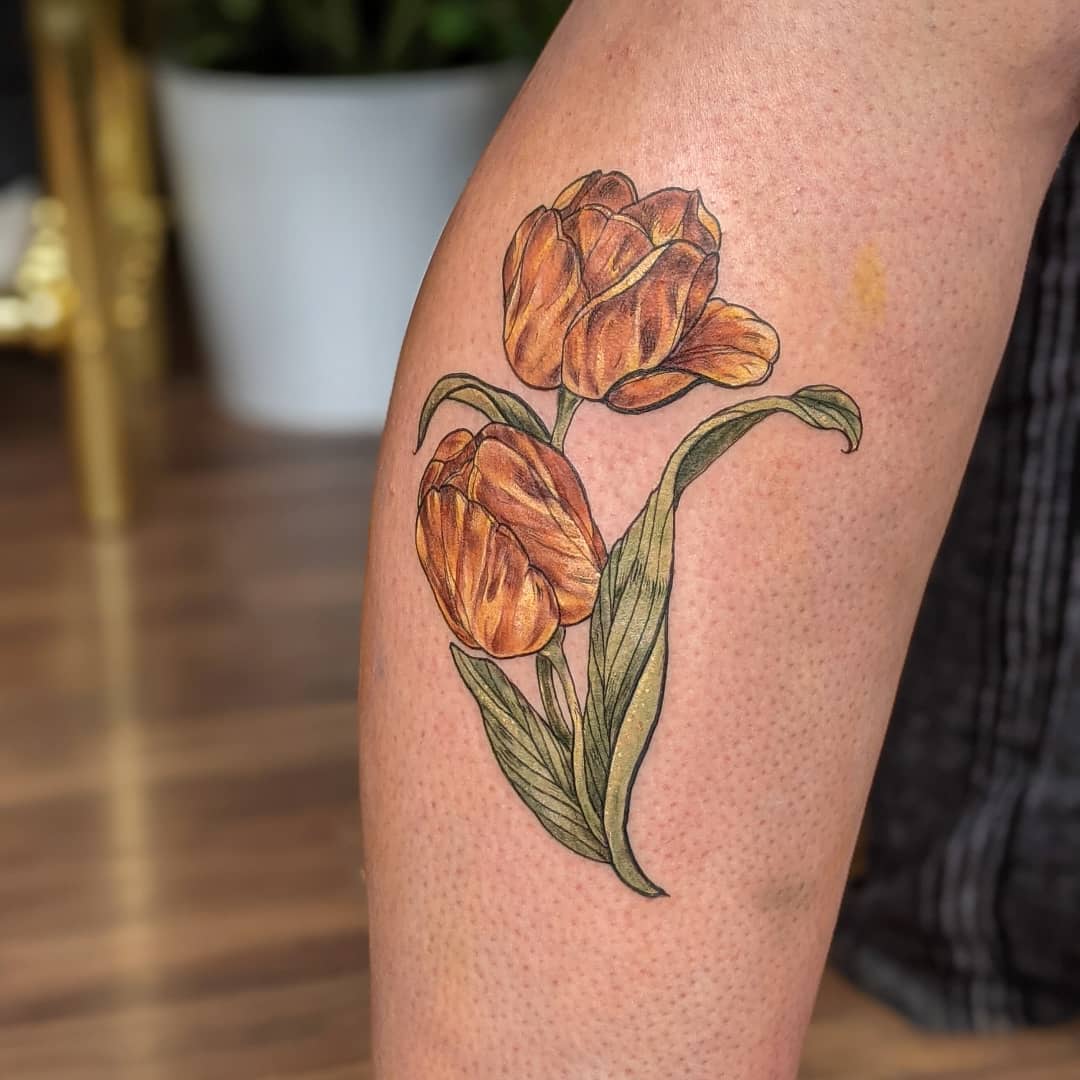 Tatuaje de becerro de flor naranja.
