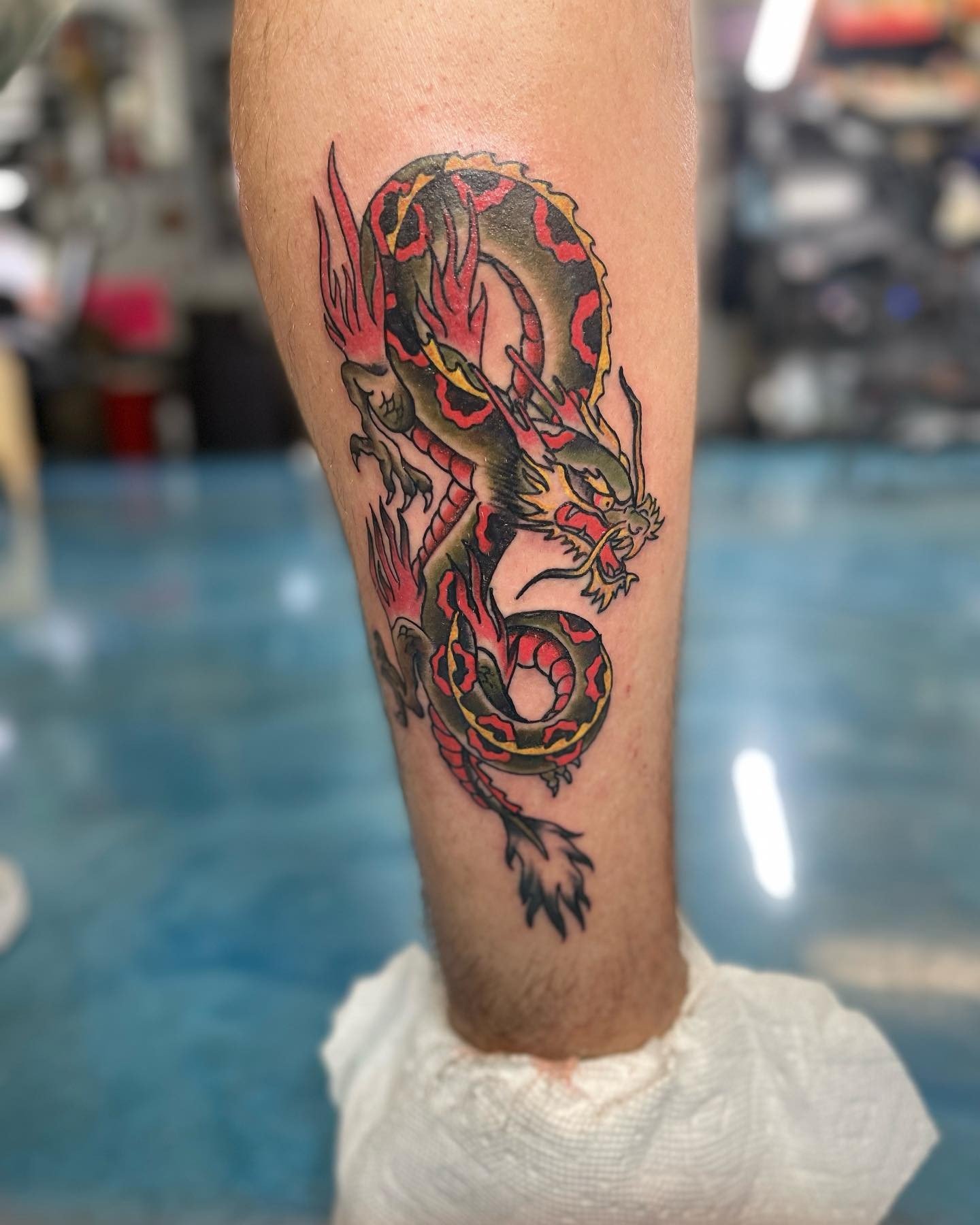 Tatuaje de dragón en la pantorrilla.