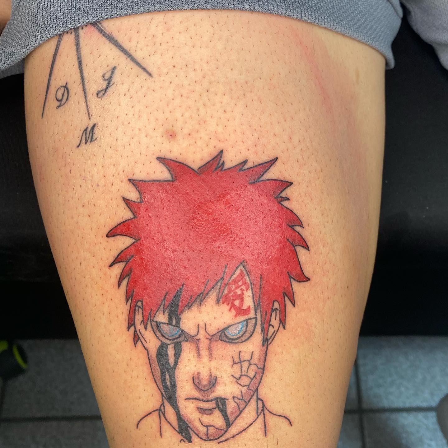 Tatuaje de Gaara con tinta roja.