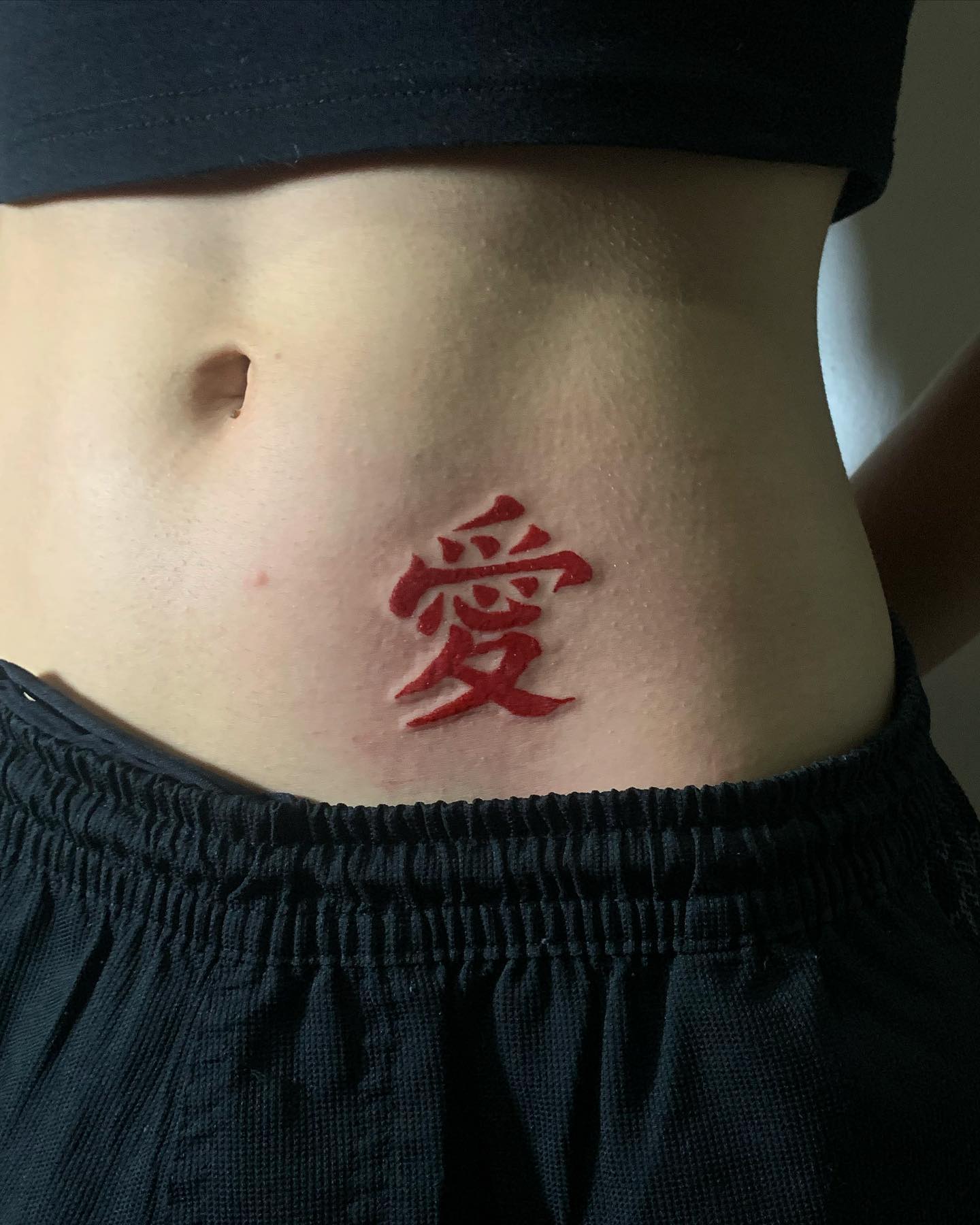 Tatuaje de Gaara en estómago rojo genial