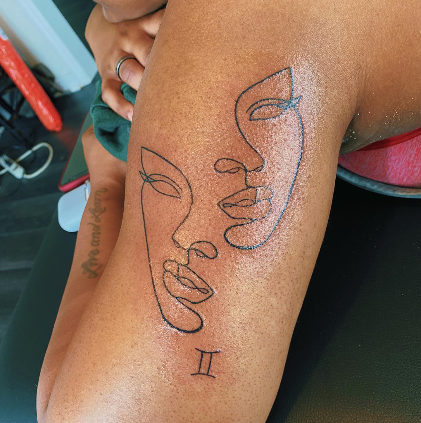Tatuaje de Géminis en el Cuello