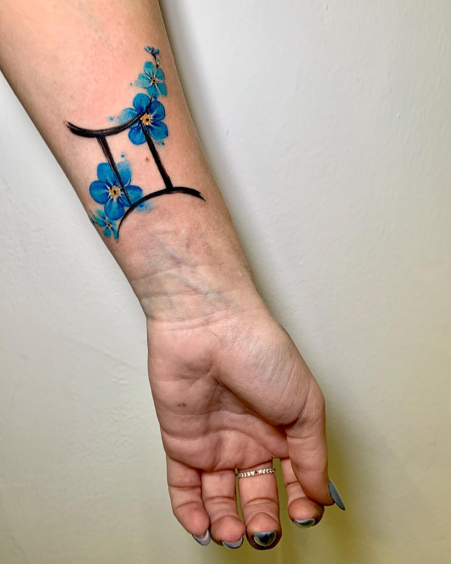 Tatuaje de Géminis en la espalda.