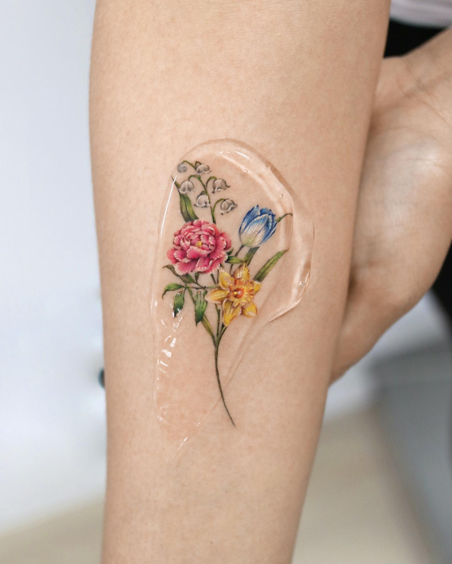 Tatuaje de Narciso pequeño y colorido