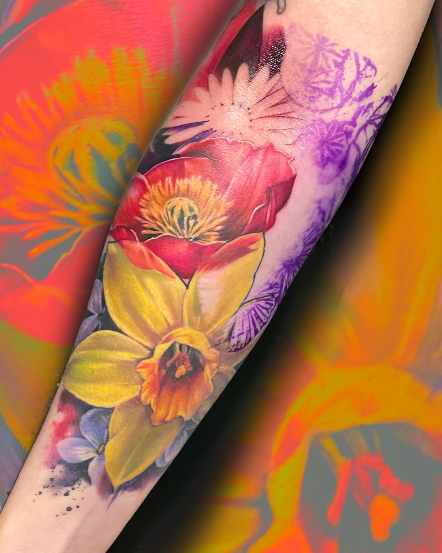 Tatuaje de Narciso vibrante y colorido