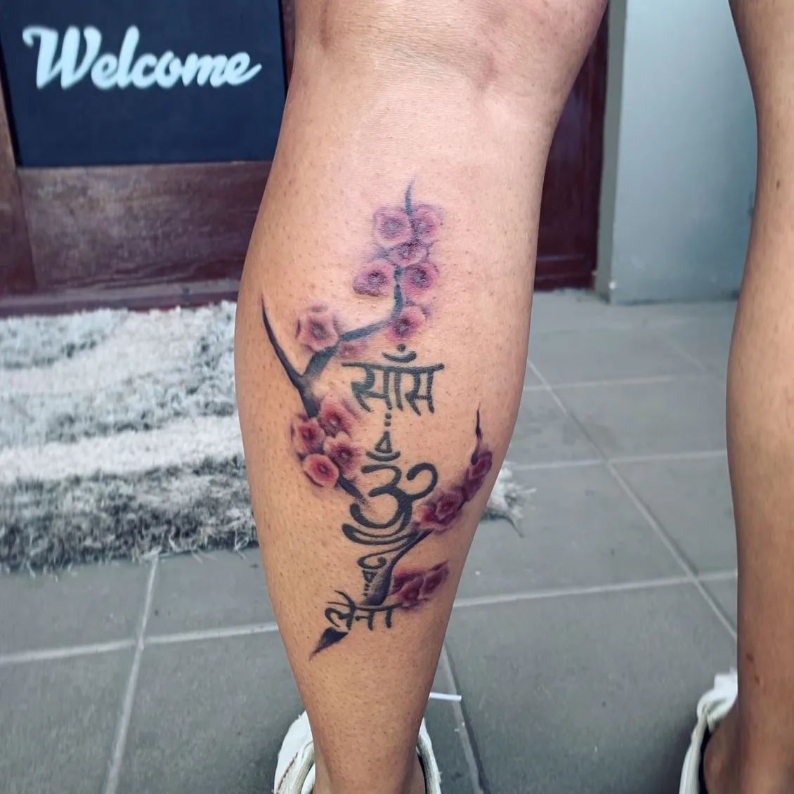Tatuaje de ternera con estampado de flores