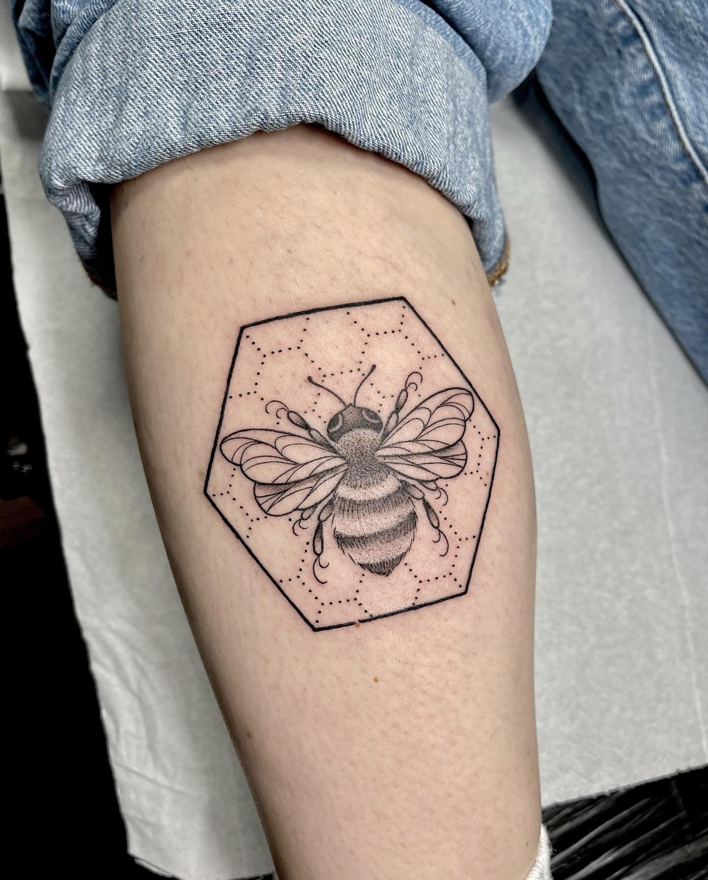 Tatuaje de ternero, impresión de abeja.