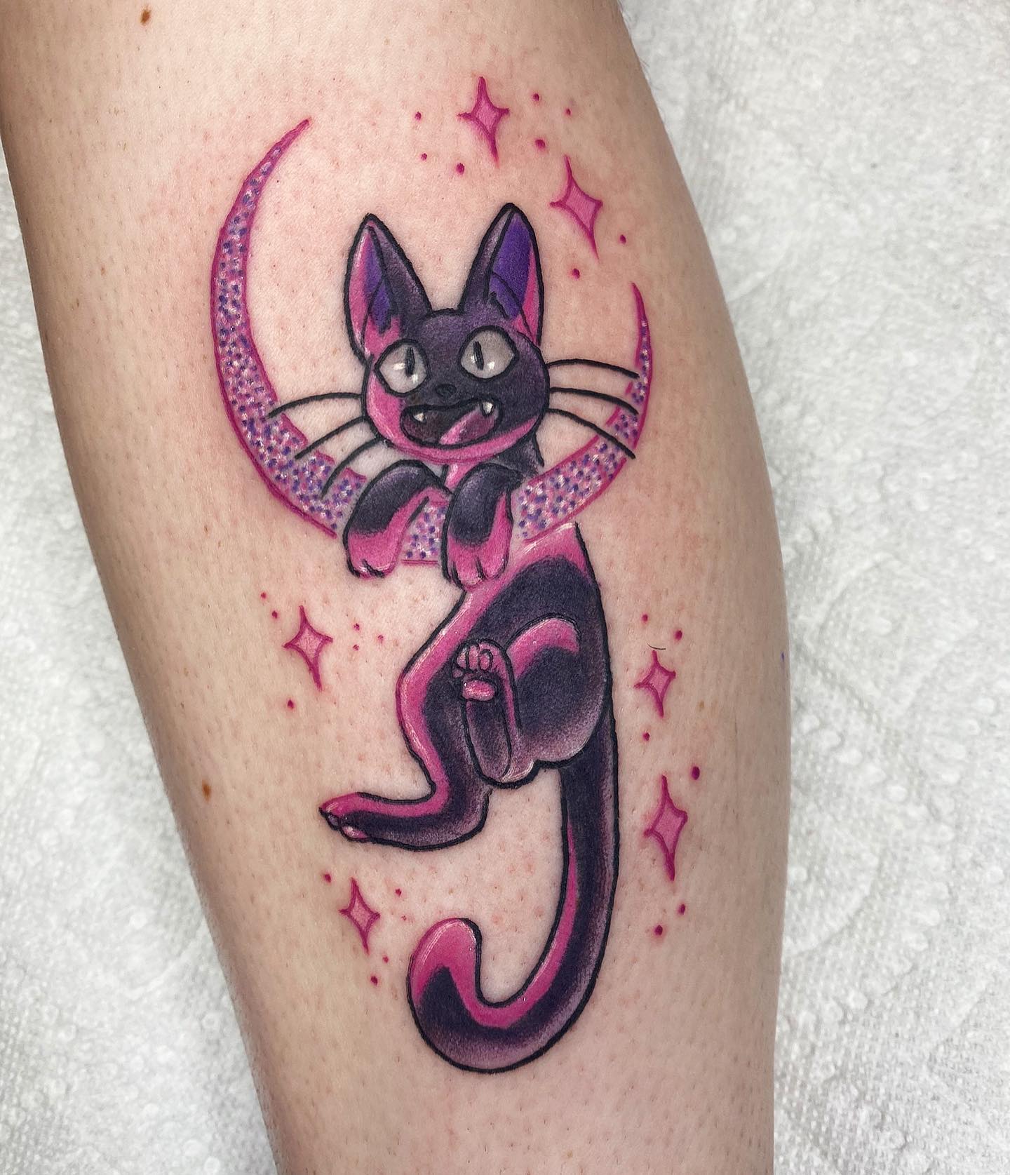 Tatuaje de ternero de gato rosa