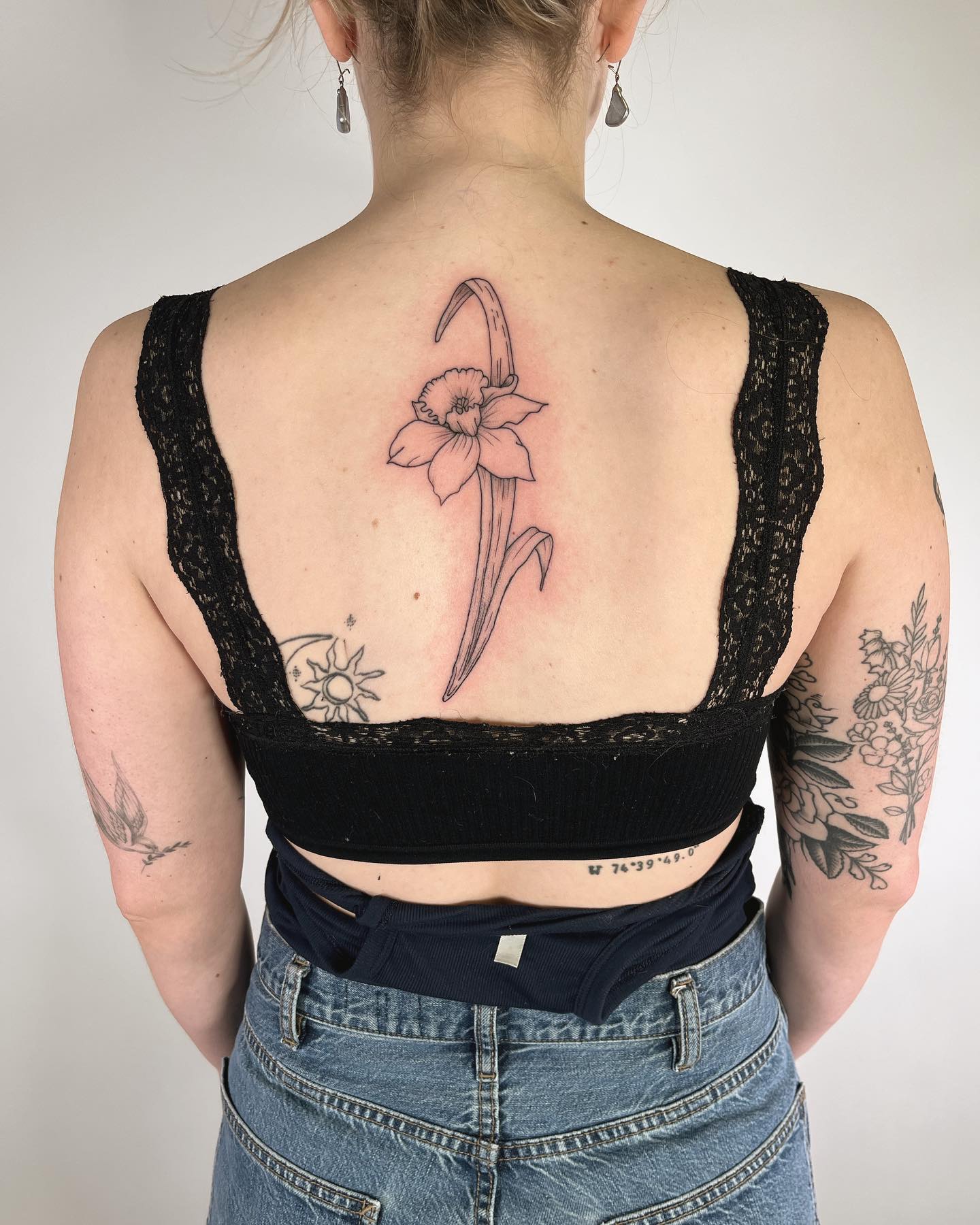 Tatuaje genial de Narciso en la espalda.