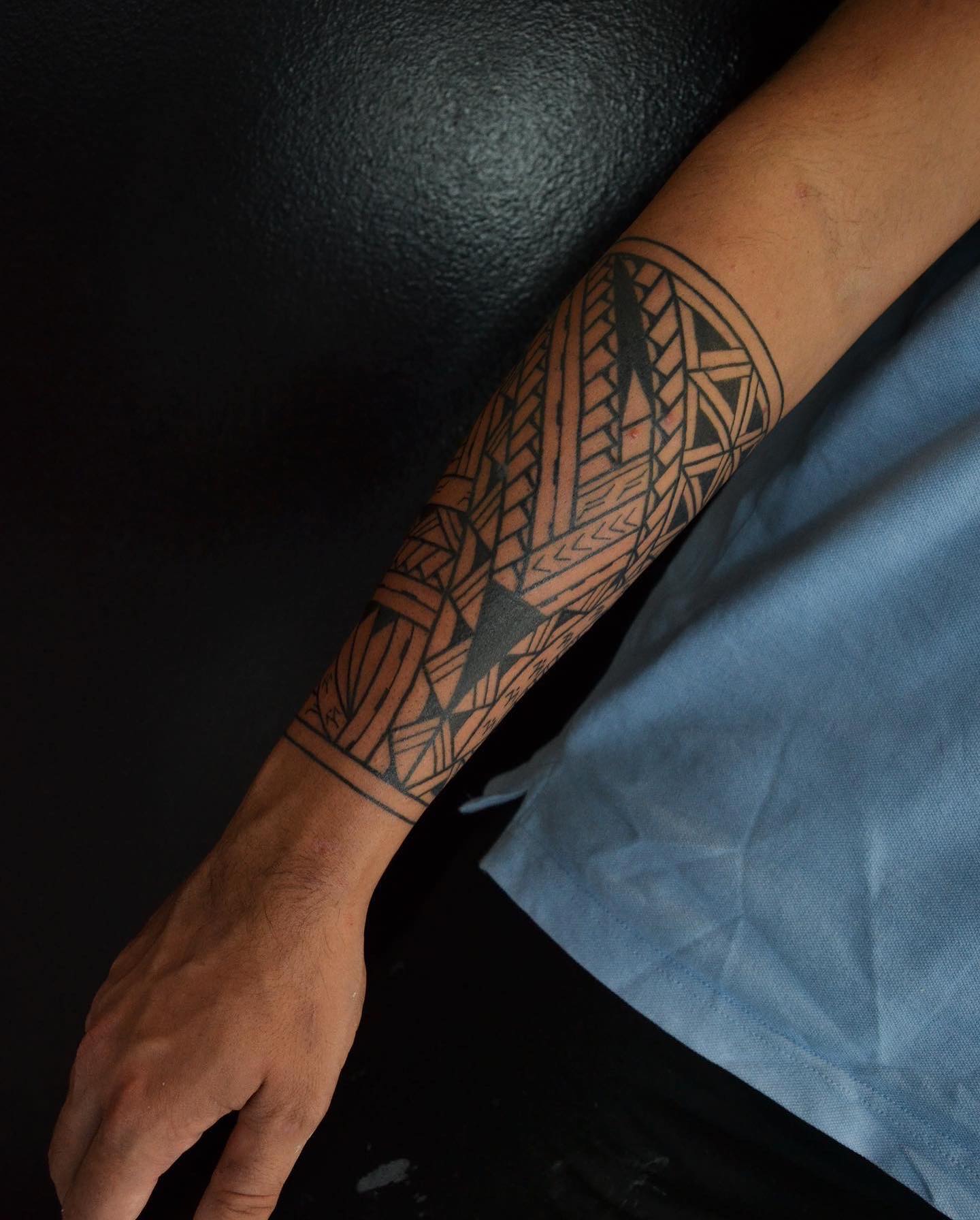 Tatuaje negro sobre el brazo.