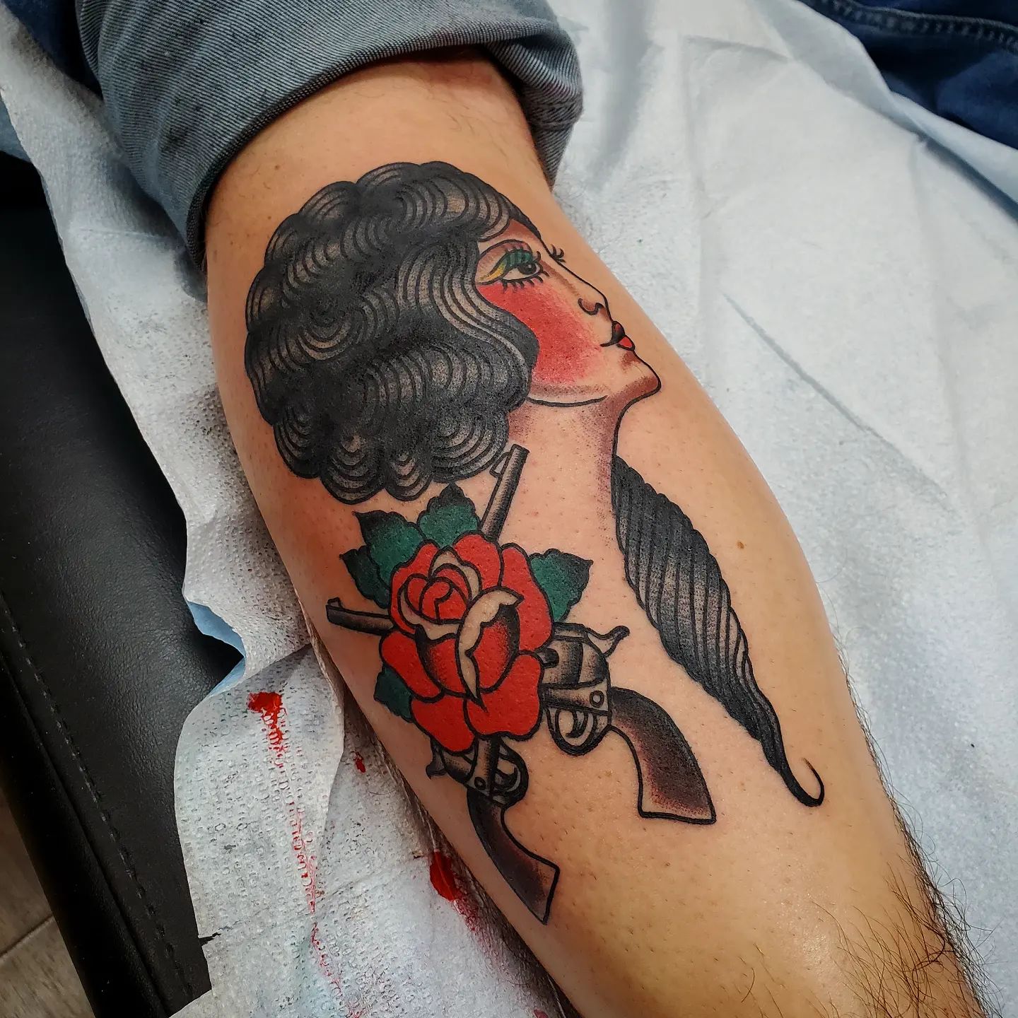 Tatuaje retro de mujer en la pantorrilla