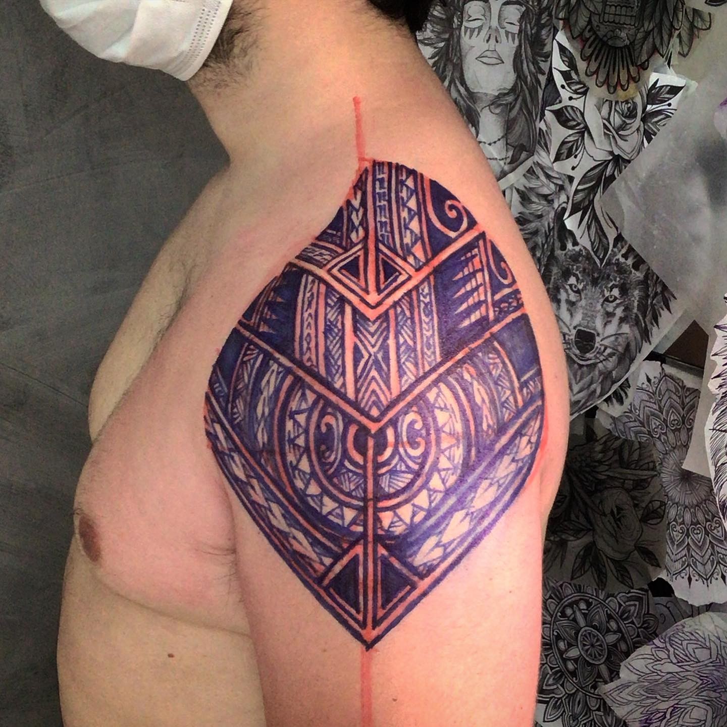 Tatuaje samoano en el hombro colorido
