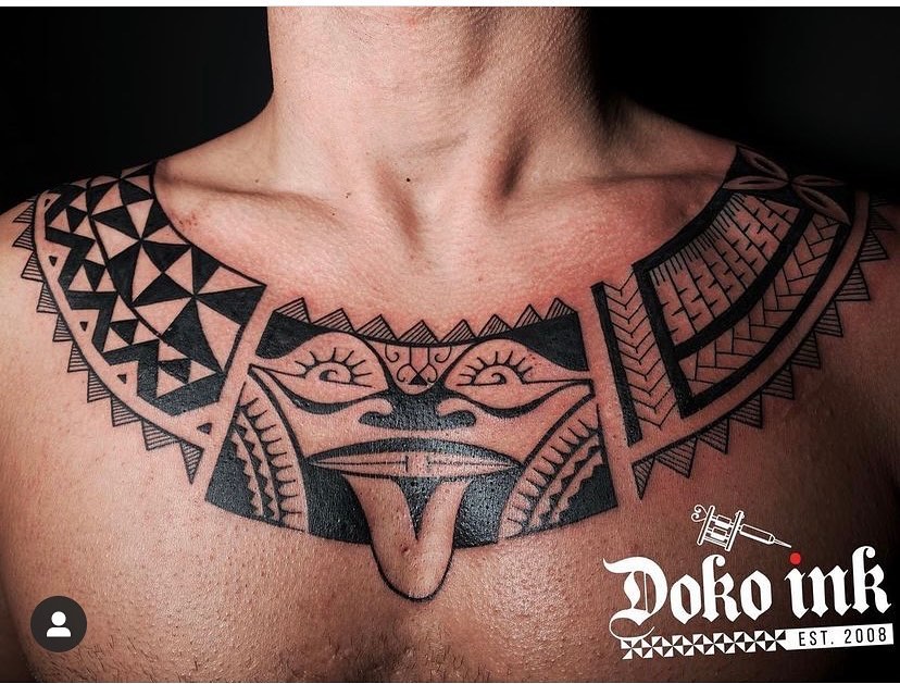 Tatuaje samoano en el pecho
