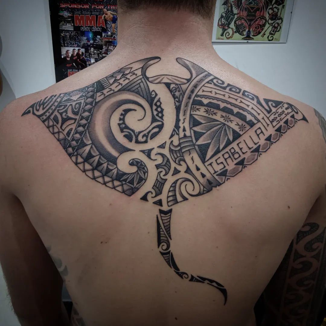 Tatuaje samoano en la espalda