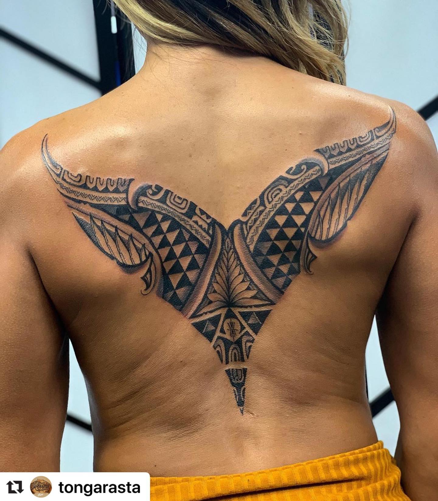 Tatuaje Samoano en la Espalda para Mujeres