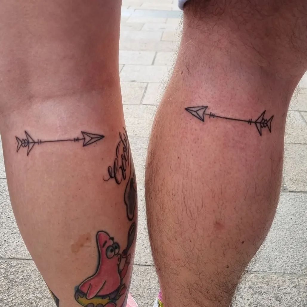 Tatuajes de flecha en pareja