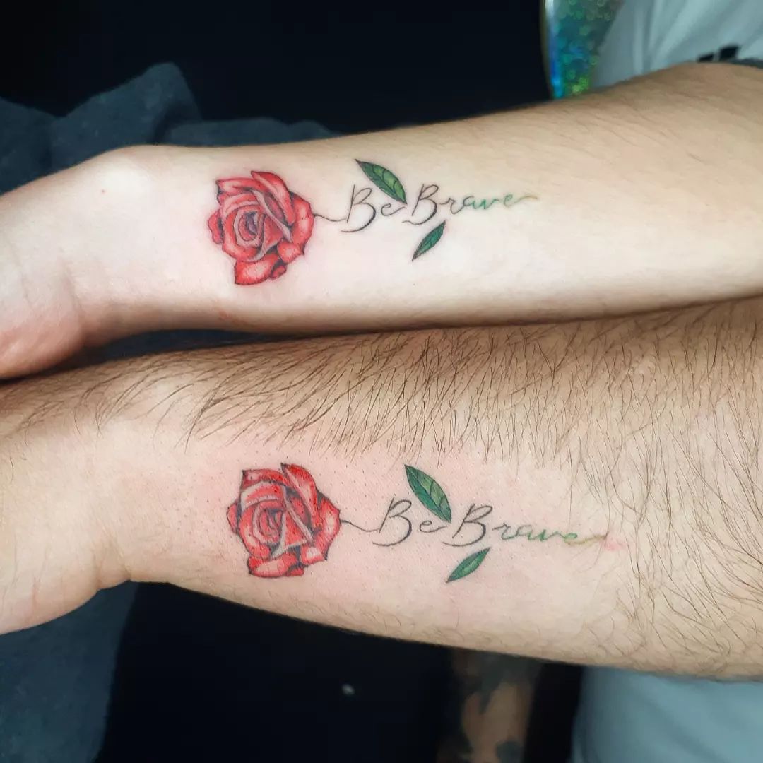 Tatuajes de pareja de rosa roja