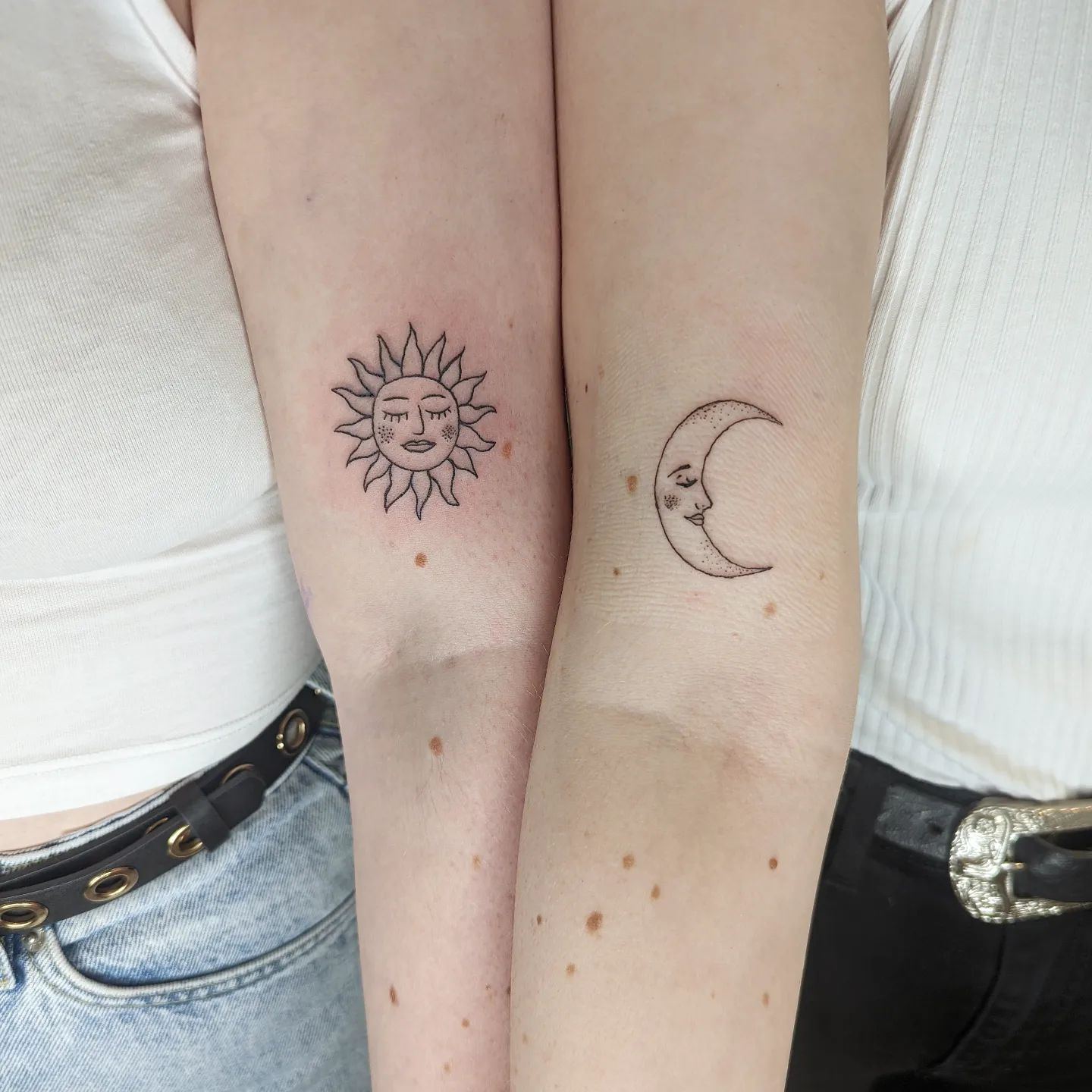 Tatuajes de parejas de sol y luna.