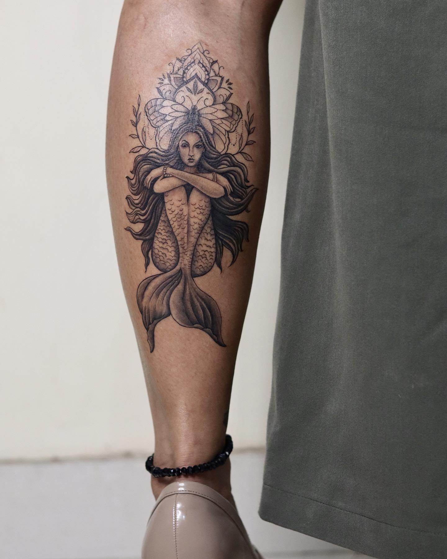 Tatuajes de ternero para mujeres con diseño de sirena.