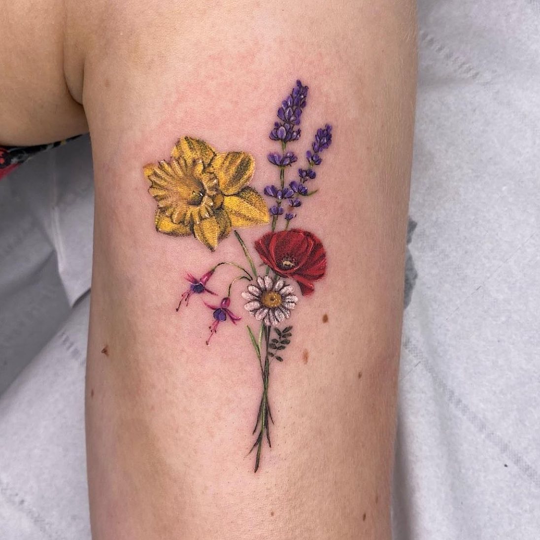 Varias flores Tatuaje narciso