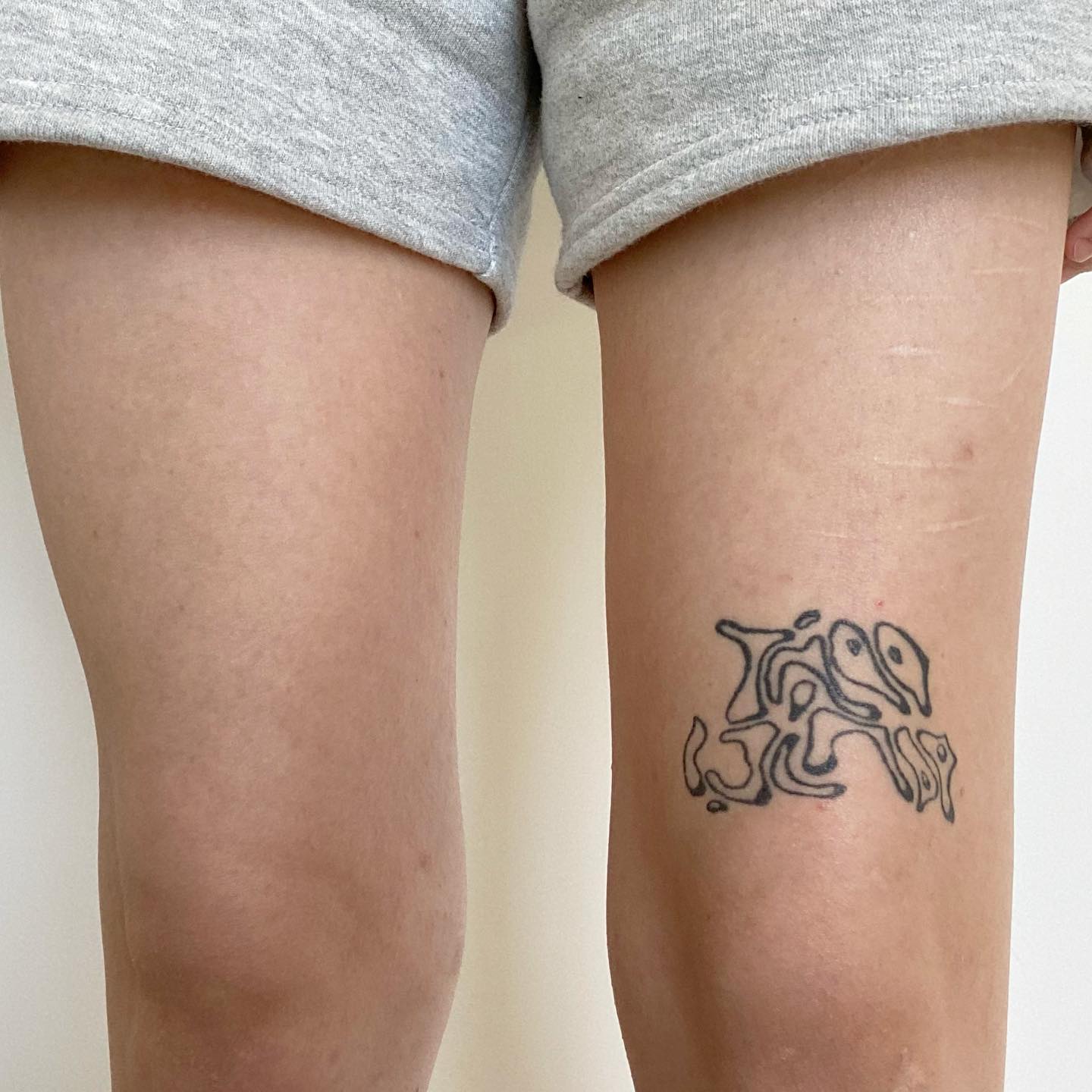 Arte abstracto Tatuaje encima de la rodilla