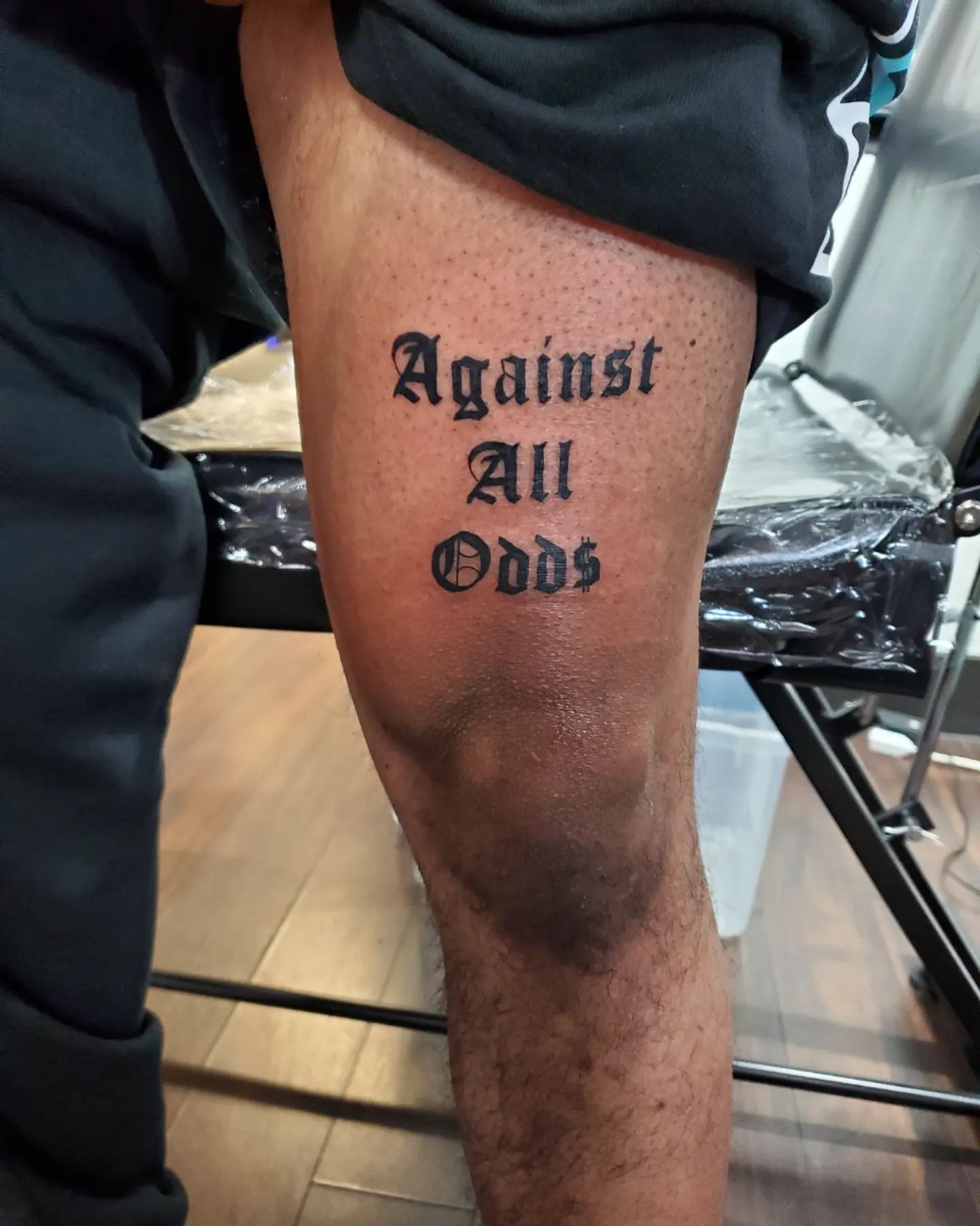 Cita de tatuaje sobre la rodilla