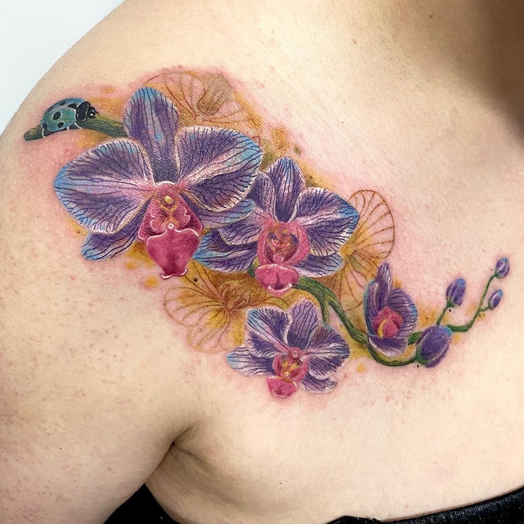 Concepto de Tatuaje de Orquídea Fresca en el Pecho