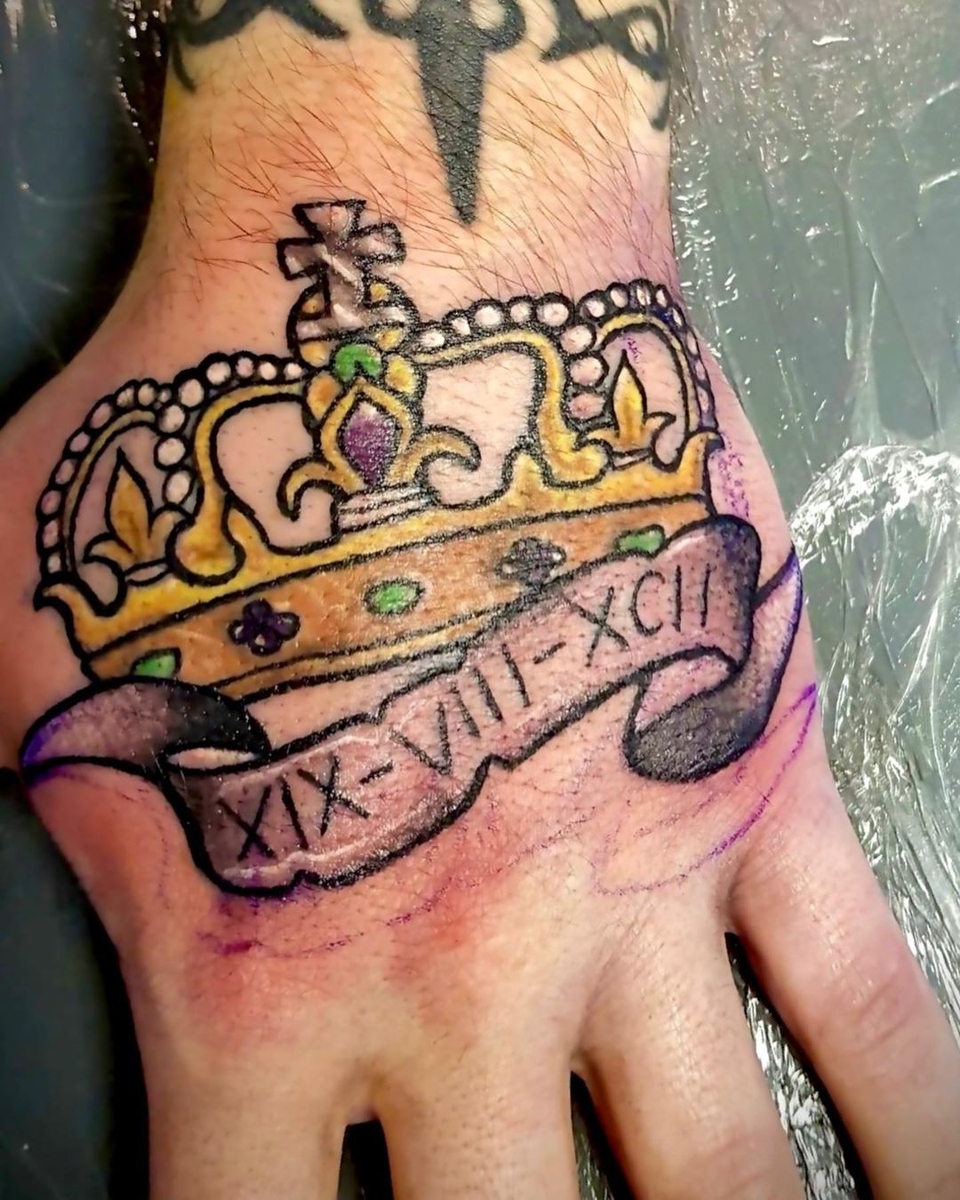 Corona Tatuaje de mano