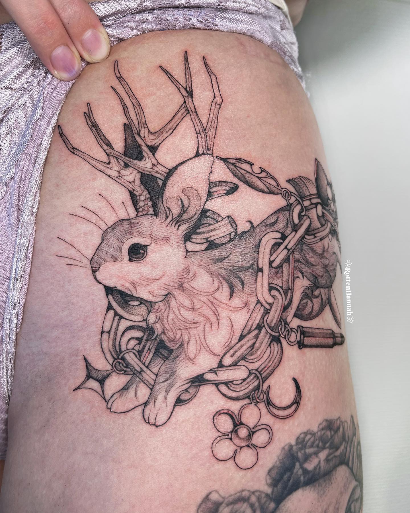 Diseño de tatuaje de cadera de conejo